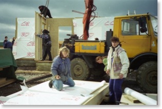 Alles ist vorbereitet, - der Rohbau des Holzhauses kann aufgeschlagen werden.