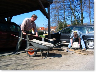 Vater und Sohn Fottkau bei der Arbeit